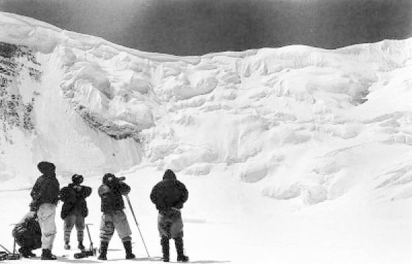 1960年登顶珠穆朗玛峰纪录片,1960年登顶珠穆朗玛峰队员