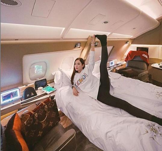 国外富二代圣诞集体炫富：私人飞机只是入门水平，奢侈品堆满全身