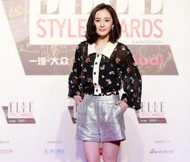 灯笼袖怎么搭配显瘦,早秋不规则时尚减龄灯笼袖