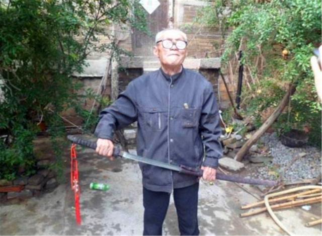 抗战时期缴获日本兵的照片,抗战老兵缴获日本军刀