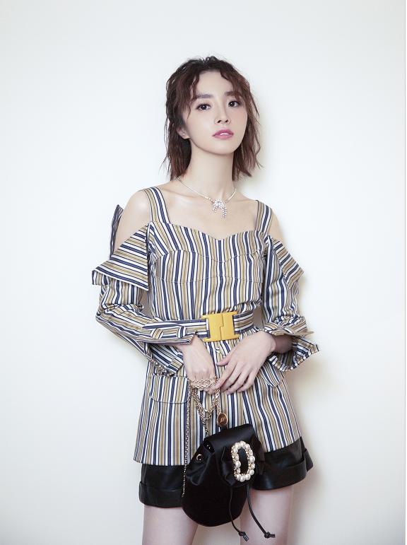 露肩衣服怎么穿不露肩带,露肩上衣怎么穿肩带不上滑