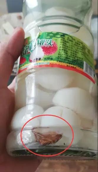男子超市买了瓶荔枝罐头，竟还“附赠”一只蟑螂！生产厂家在钦州