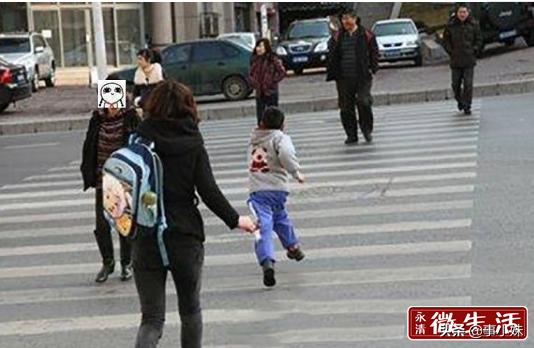 永清一车主轧了孩子的脚......直接跑了?