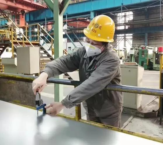 前线有方舱“保护神”，后方有*党**员“服务队”：这场疫情防控阻击战，必赢