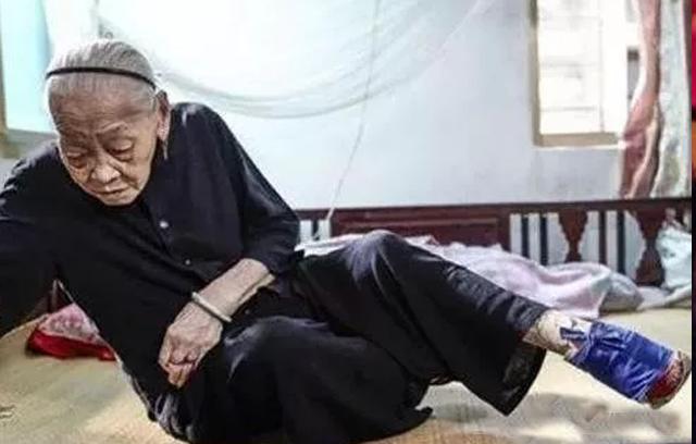 她凭“三寸金莲”嫁入豪门，洗脚都要等到夜深人静，105岁仍健在