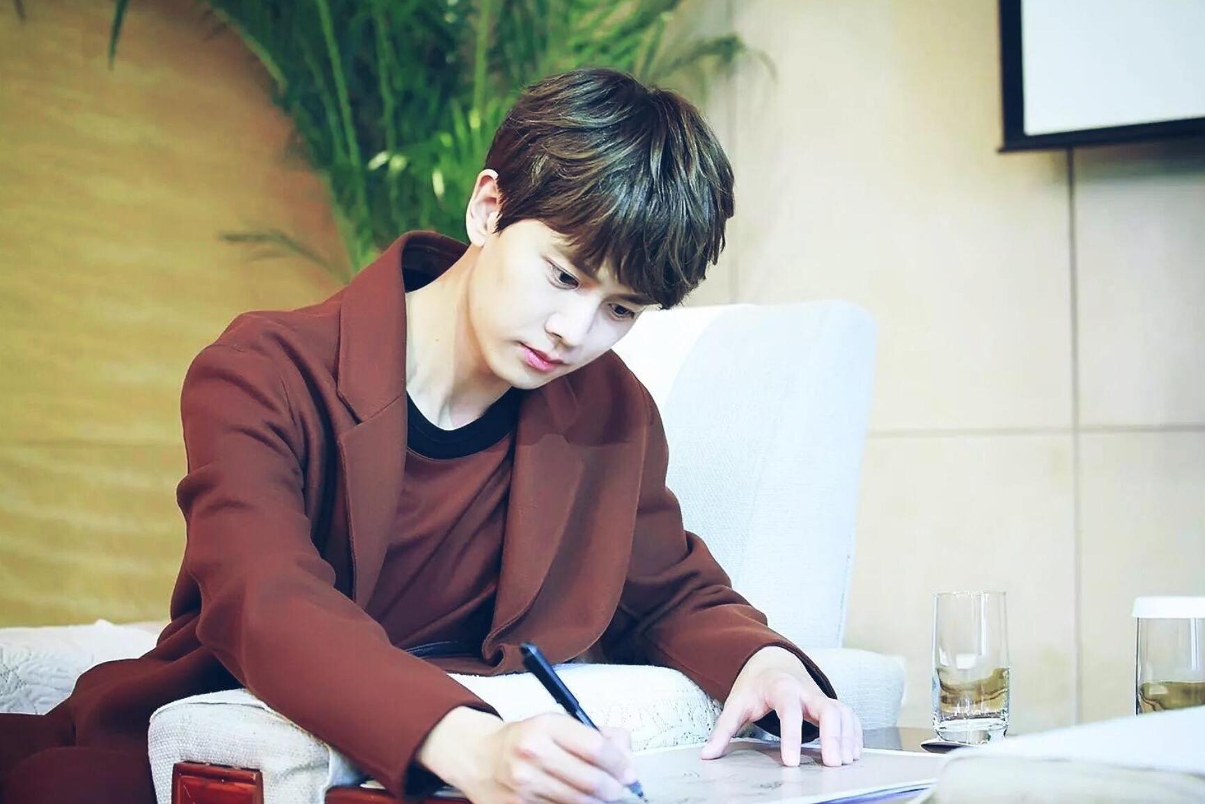 “一月男友”又有新剧，各路明星纷纷齐聚，还有一直出演校花的她