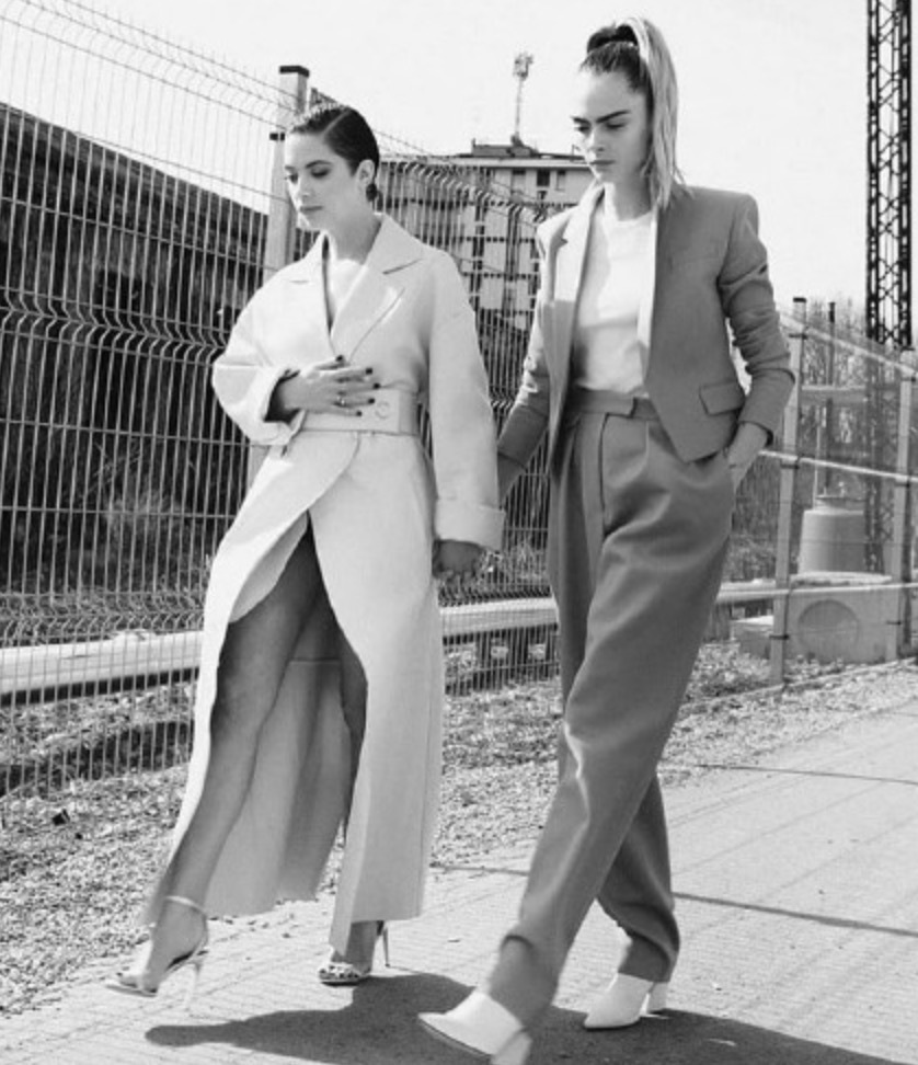 甜！英国贵族超模爱上美国女演员，机场热吻，狂撒狗粮