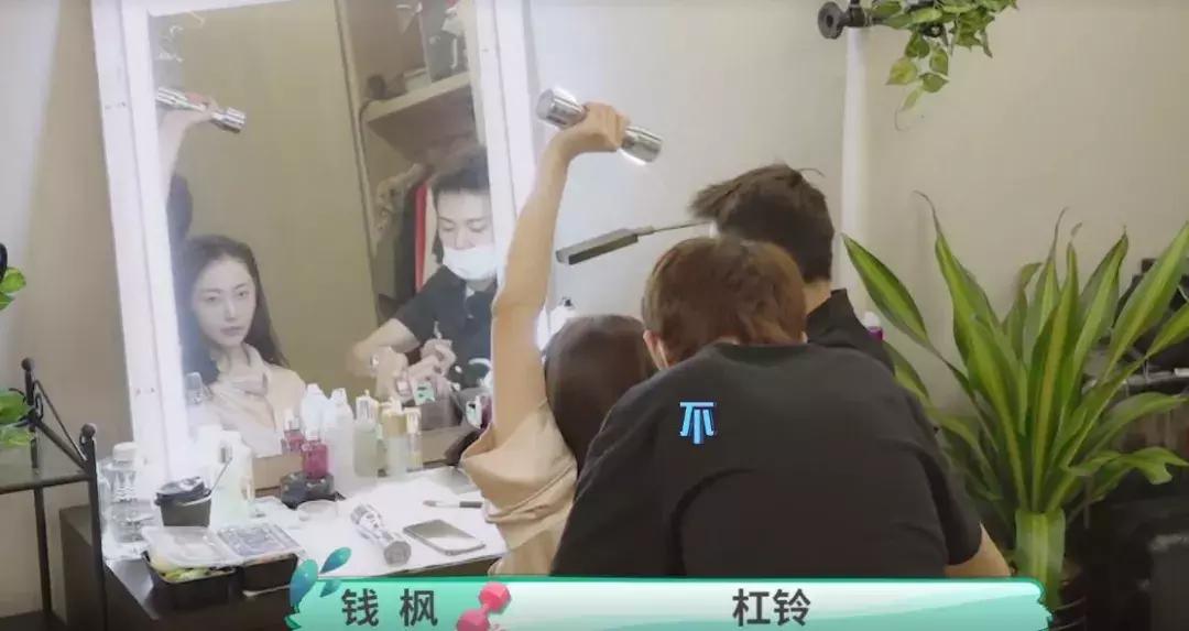 女星为美抱灯入睡，自律“成瘾”普通人着实难效仿