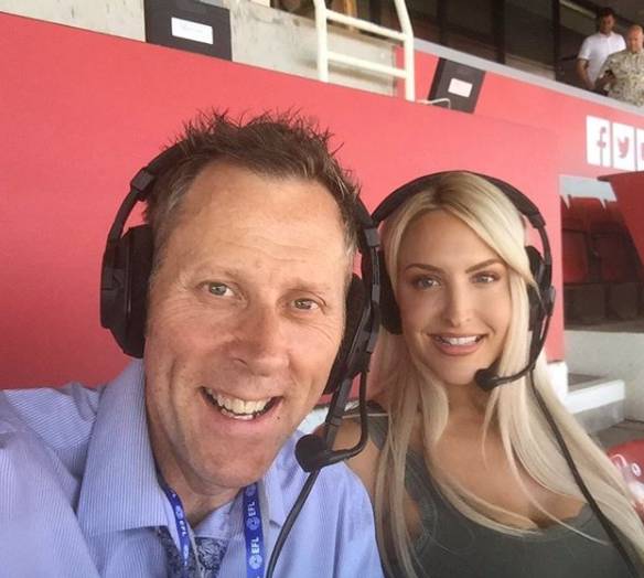 采访球员却因傲人胸围意外走红，球员害羞不敢看，球迷互相转发