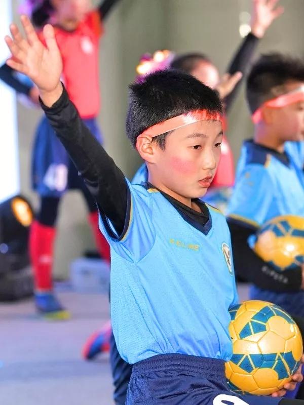 中超武汉球迷文化节“小小画家”童心绘出绿茵梦