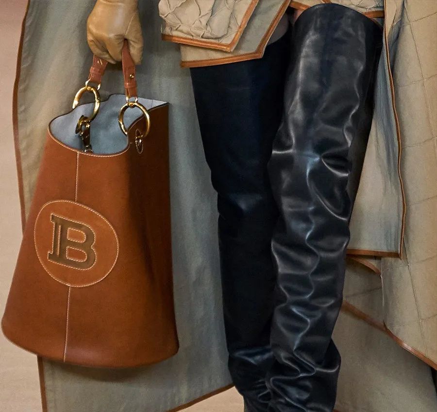 这才爆红一年就这么能“装”了?3w的包一背我都认不出来了…