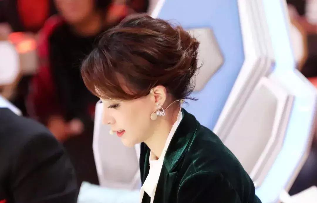 人生娱乐,童年董卿