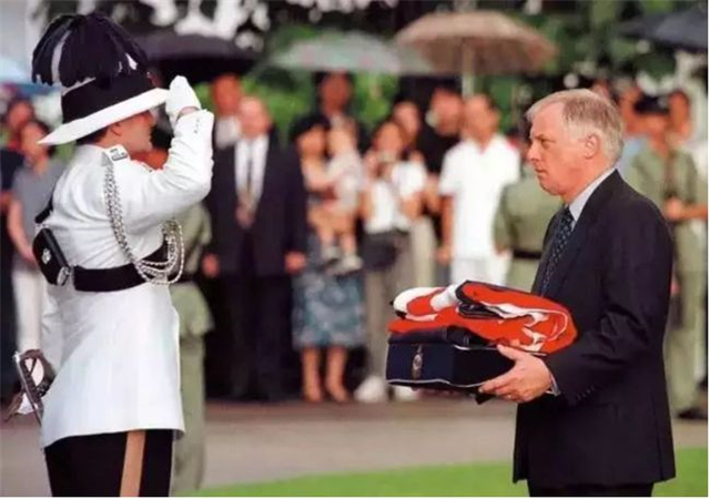 1997年香港回归场景如何？彭定康垂头丧气，一家人离港前痛哭流涕