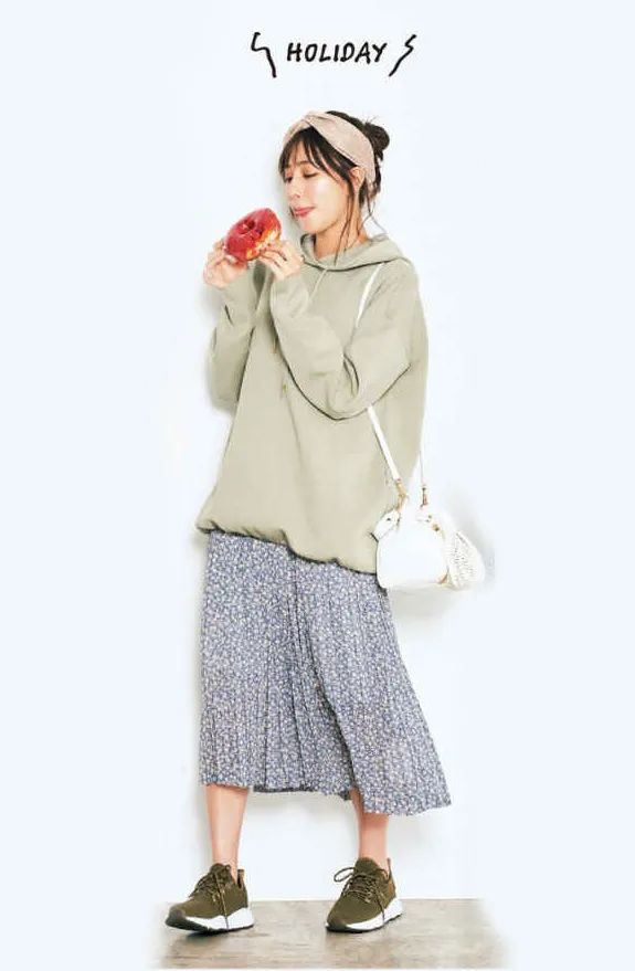 风衣搭碎花裙怎么搭配图,碎花裙搭配乐福鞋好看吗