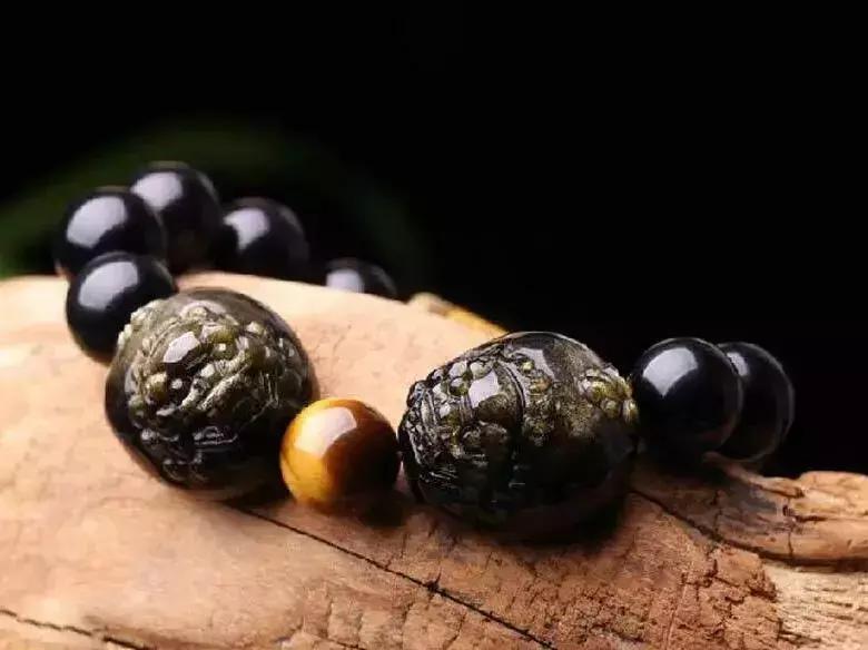 千万别瞎戴文玩手串,千万不要戴假翡翠危害太大了