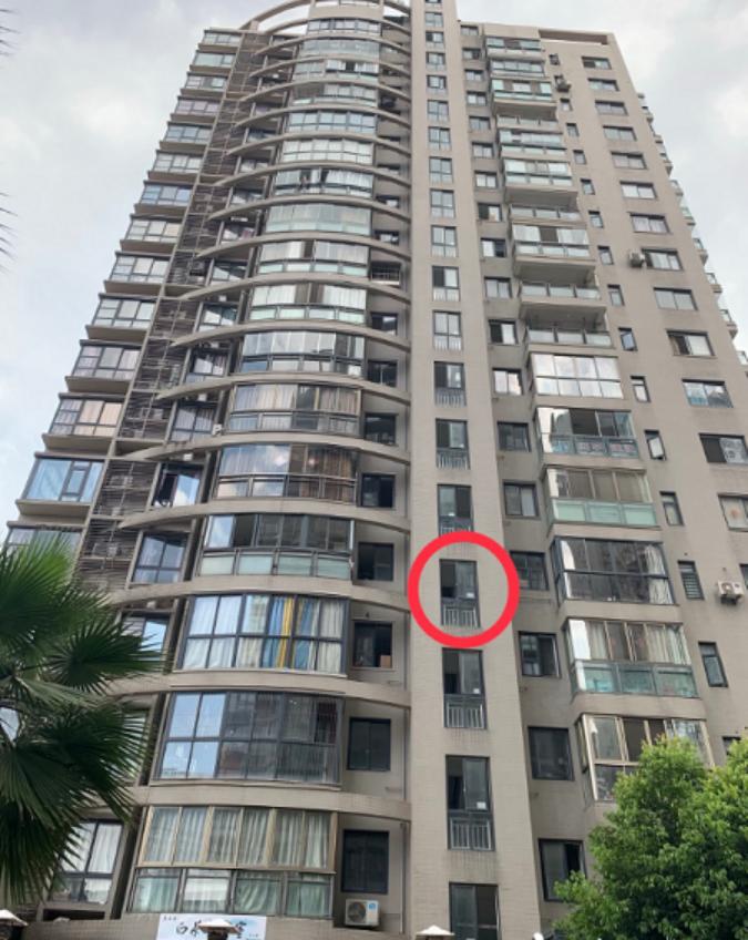 两岁女童电梯被拉起悬挂,2岁女童从6楼摔下被90后接住