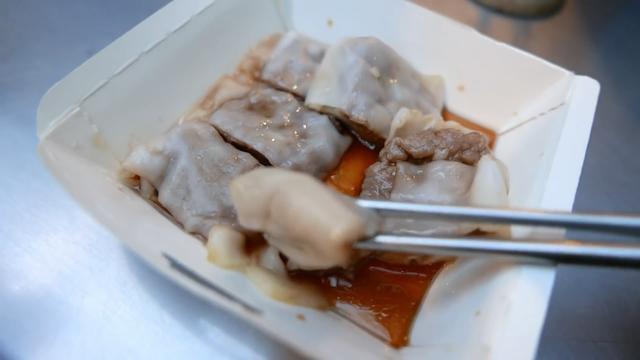 28岁小伙开店卖肠粉,摆摊卖肠粉一天300个月赚多少钱