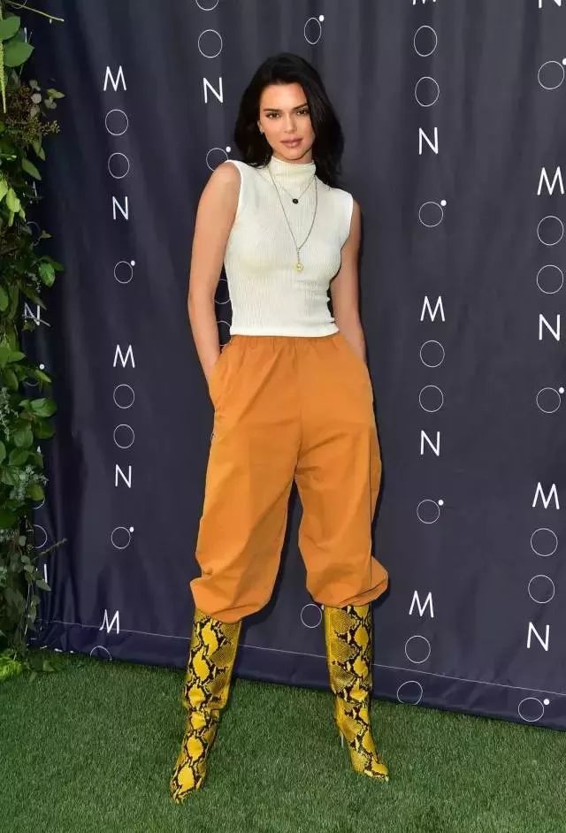 一双靴子竟然可以这么百搭,一双靴子有1kg吗