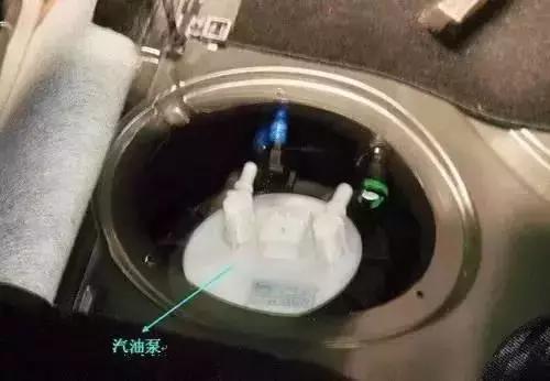 汽车内部机舱各部位详细分解图,汽车的发动机舱部位详细图