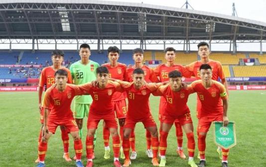 韩国足球队员用脚踩中国奖杯,韩国足球踩奖杯视频