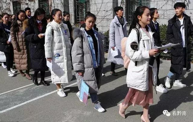 黔南对普通高中各年级排名前20%的学生免除学费，从这个时间开始