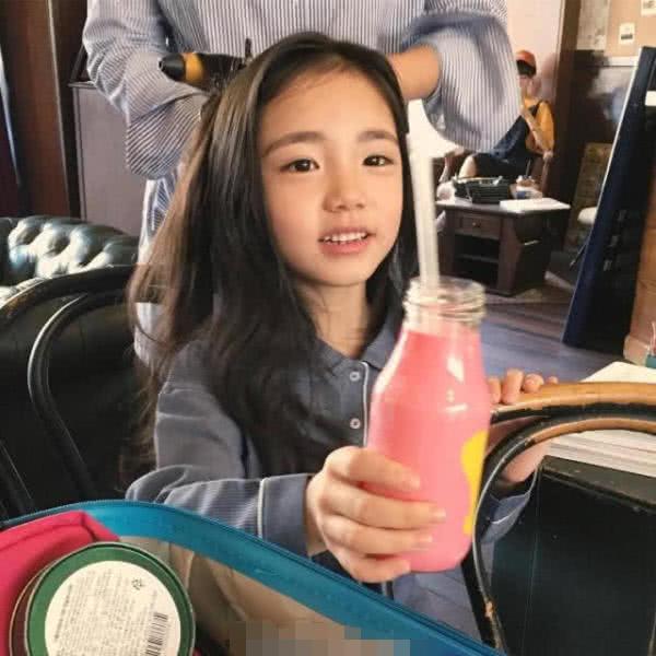 当年被采访的童模现在咋样,被啃最惨童星