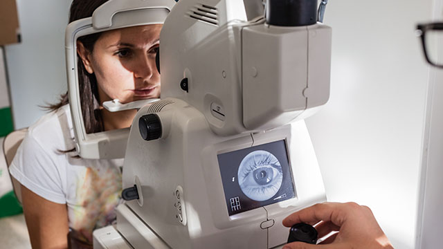 怎样防止眼底黄斑病变,如何简单判断眼底黄斑