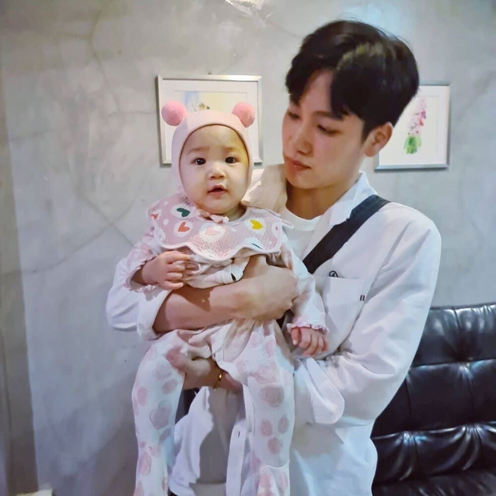 他泰男星和小朋友的治愈同框：BP一家三口关大爷画风不对