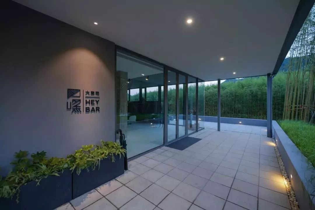 重回校园体验大学生,重回校园操场体验青春活力