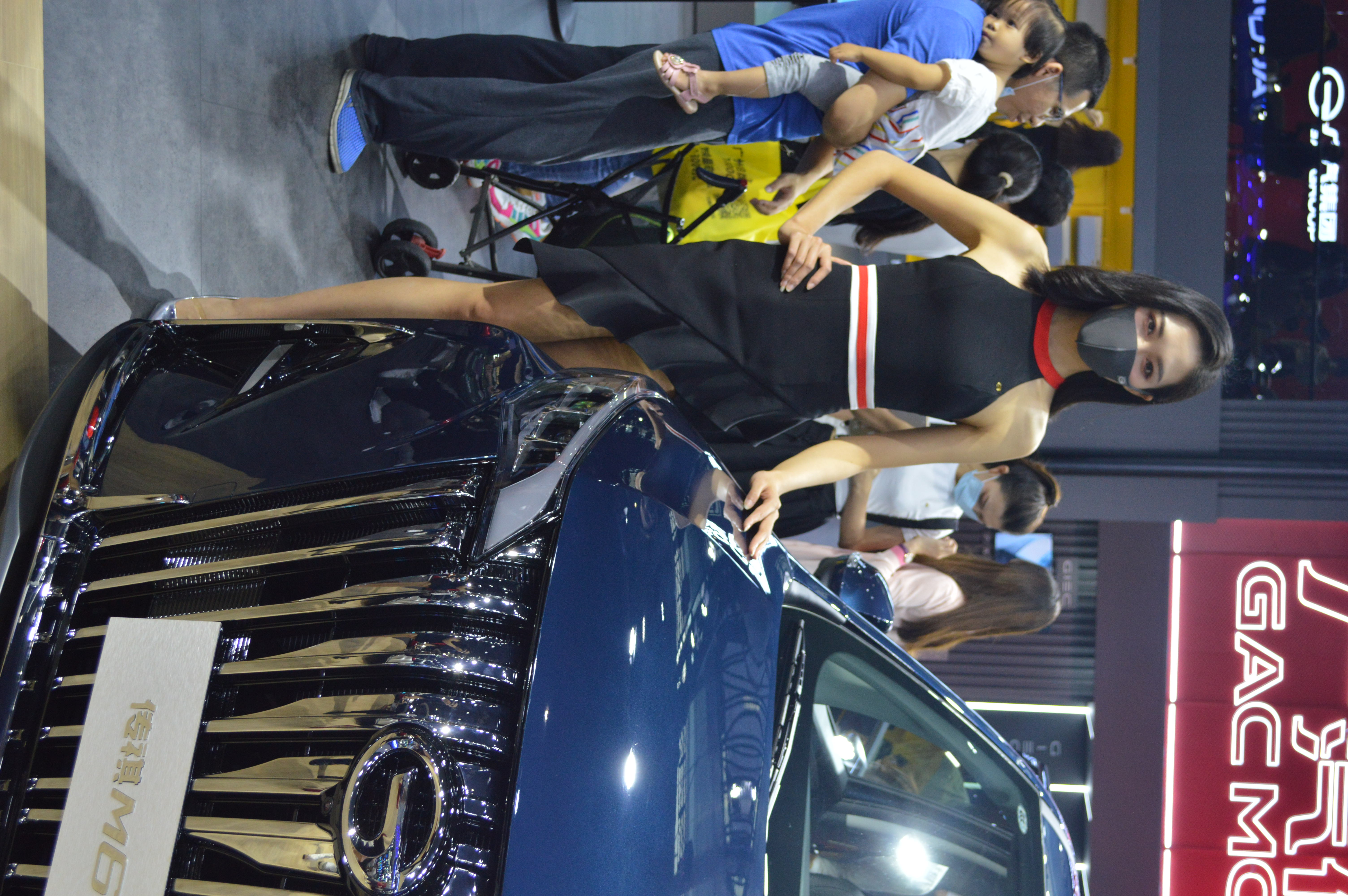 广州车展车模小姐姐,2019上海国际车展广汽传祺车模