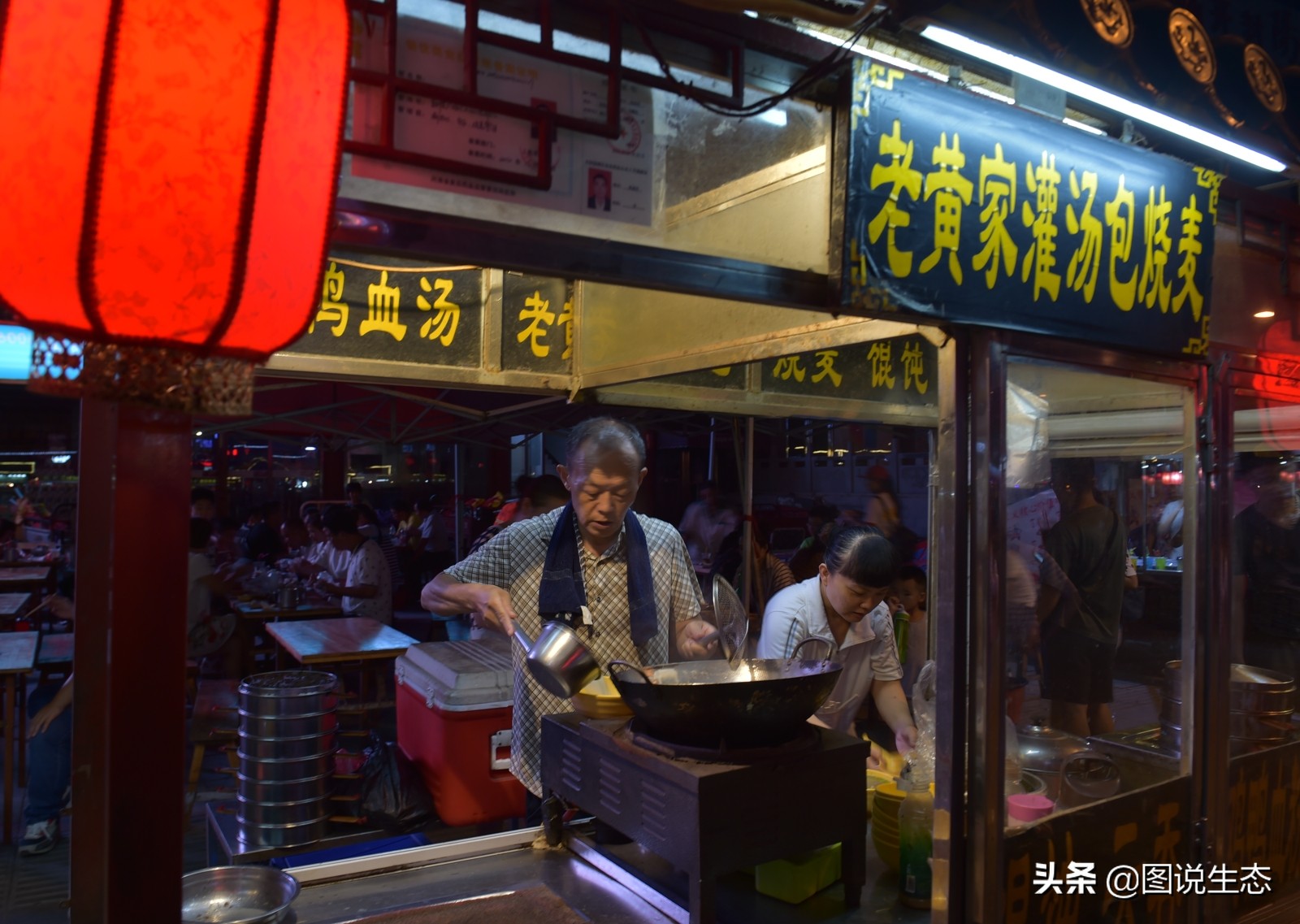 华灯初上，开封香飘夜空，叫卖声、欢笑声构成夜市版的清明上河图