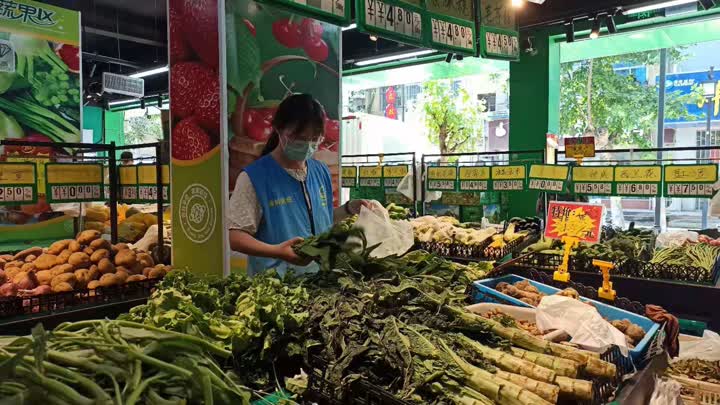 网格员协助社区疫情防控,社区网格员做好跟踪落实居家隔离