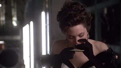 蕾丝、吸毒、得艾滋的她，才是美国第一个超级名模