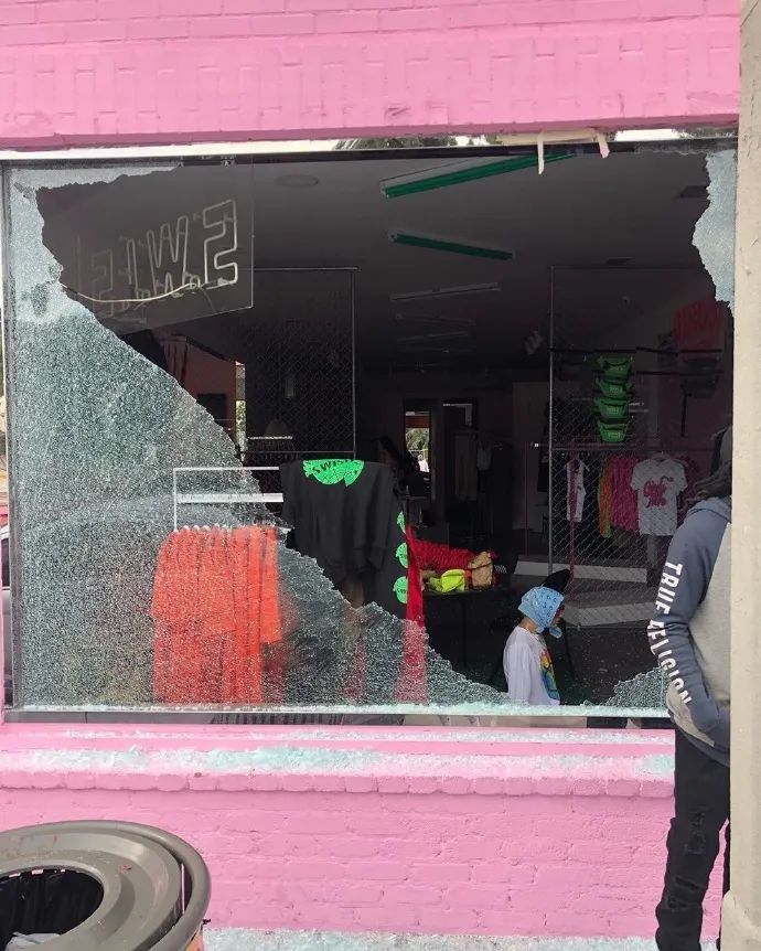 *砸抢打**是美区最新发售方式?黑人做代购真的狂