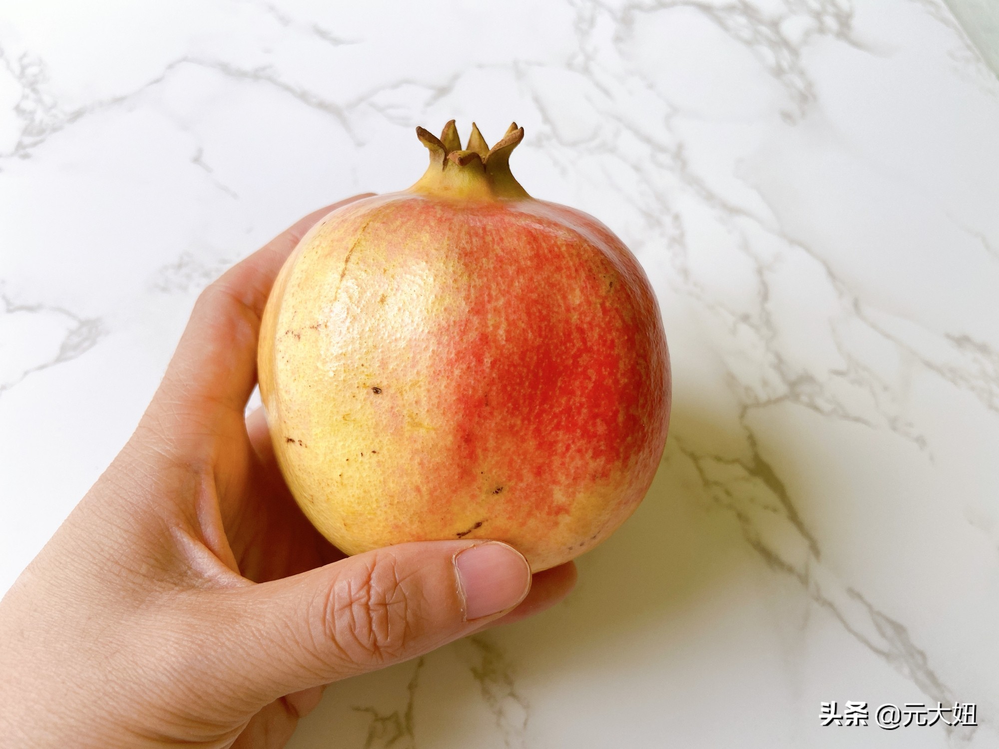 怎样挑石榴才又红又甜,石榴怎么挑哪种石榴甜一点