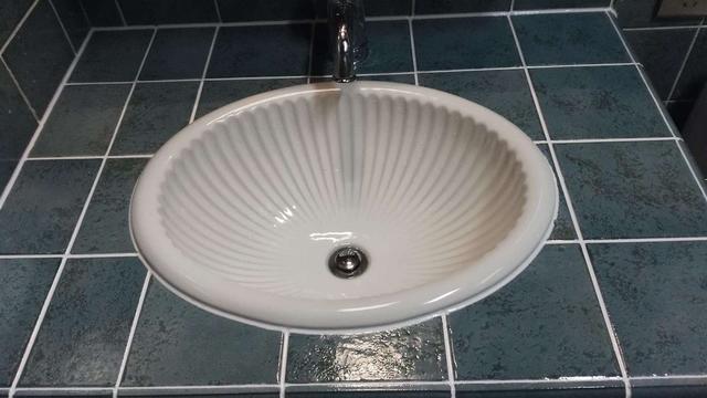 现在谁还用玻璃胶填缝啊,现在谁还用玻璃胶美缝贴