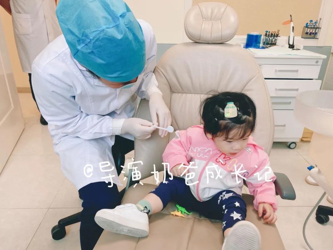 还在给小孩用儿童牙膏吗,牙医涂氟是拿什么涂氟