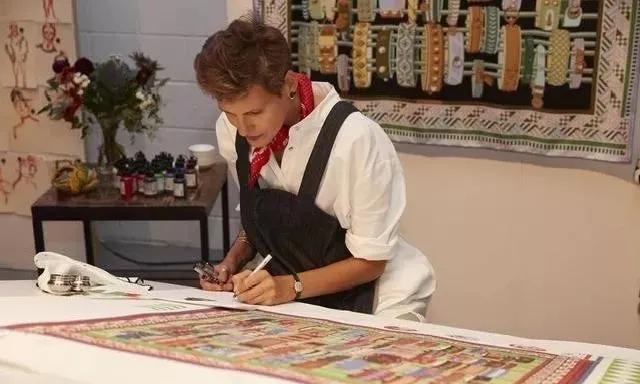 最喜欢的一条爱马仕丝巾,时尚必备独特设计的基础丝巾推荐