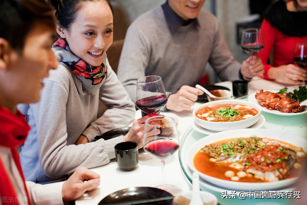 老公请吃饭新朋友递烟,老公请吃饭新朋友发烟