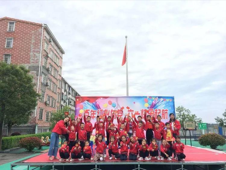 幼儿园百年华诞童心向党环创,岳阳县鹿角中心幼儿园