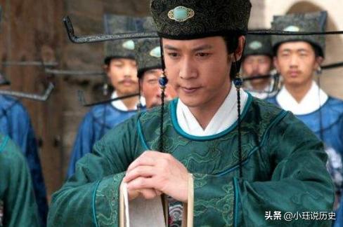 歌女向苏轼求诗，前两句太过平淡，后两句化腐朽为神奇