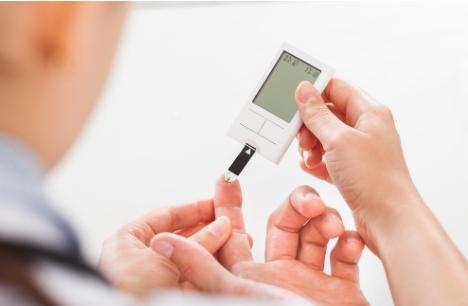 糖尿病足发黑并溃烂还能坚持多久,糖尿病足一级溃烂最佳治疗方法