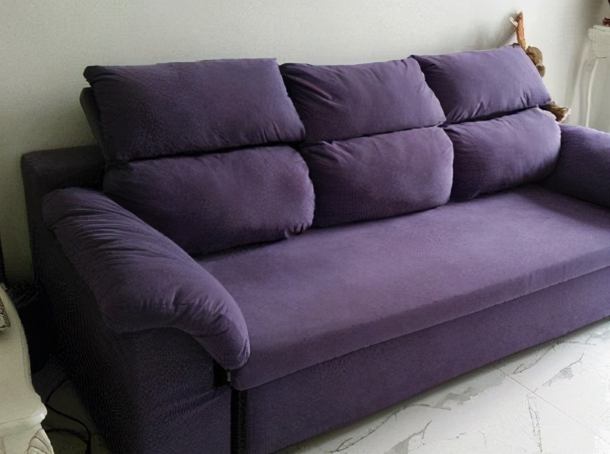 沙发又硬又黑,沙发污渍清理有色差