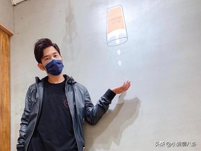 杰伦帮粉丝遛狗,请粉丝小学生吃饭