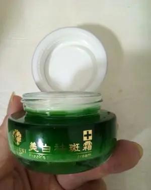 手背上特多老年斑用点什么药膏,老年斑凸起发痒擦什么药膏