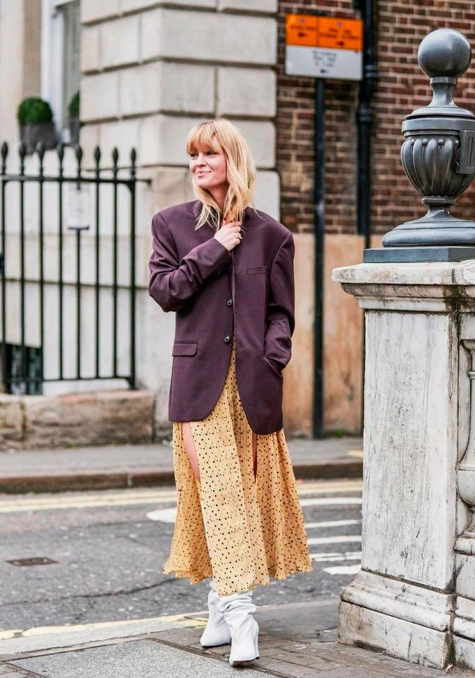 百褶裙搭配羽绒服中长款外套,粉丝色小香风羽绒服搭配百褶裙