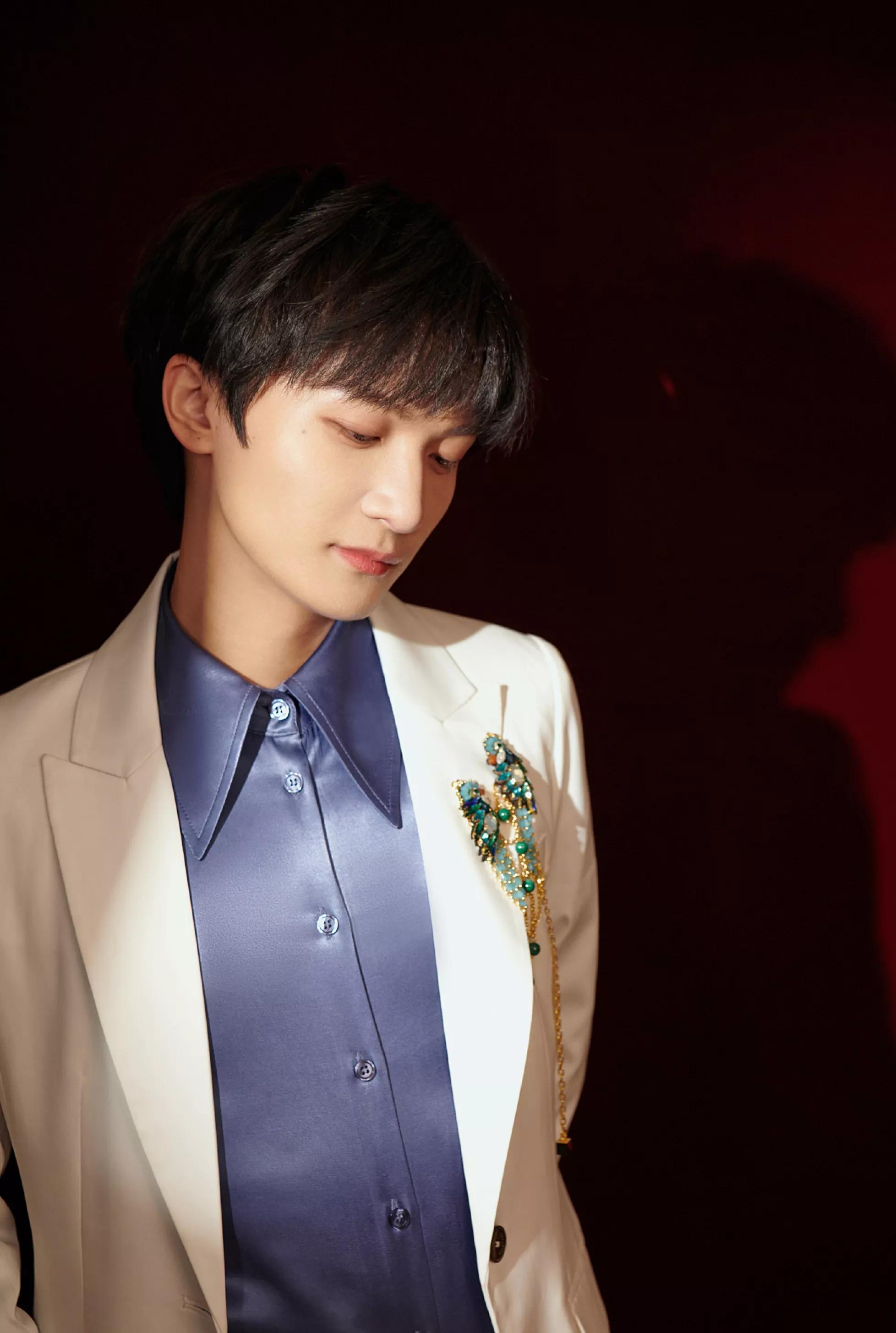 鍛ㄦ繁濡備綍搴斿榛戠矇,鍛ㄦ繁鏄浣曠敤瀹炲姏璁╅粦绮夐棴鍢寸殑