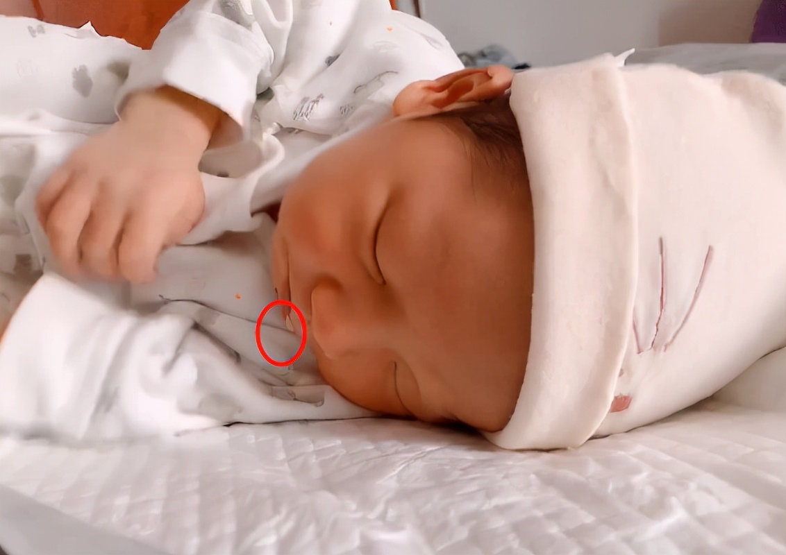 小宝宝吐奶又爱哭怎么回事,宝宝吐奶拍背以后为什么就能睡觉