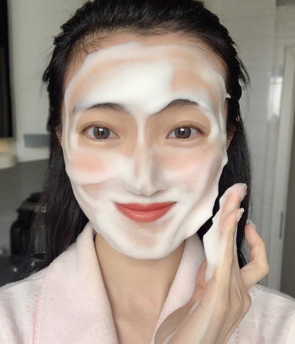 毛孔粗大出油用什么方法可以改善,脸爱出油毛孔粗大用什么护肤产品