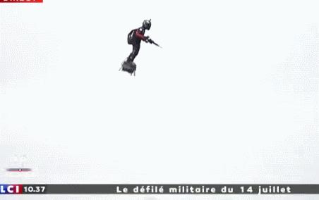 让小李子、迪拜土豪疯狂迷恋的法国钢铁侠，踩滑板飞越英吉利海峡